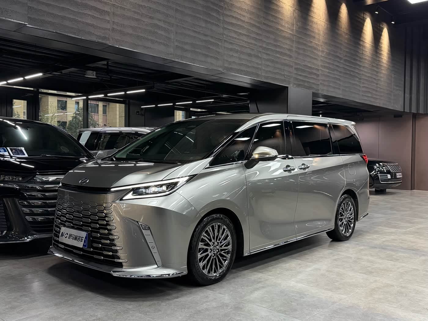 Lexus LM 2025 — Фото 1/17