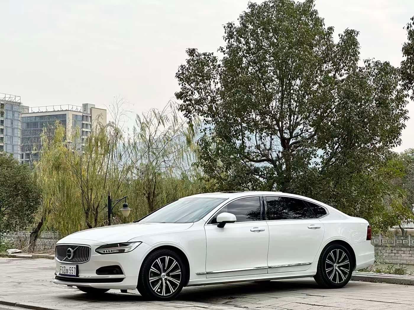 Volvo S90 2021 — Фото 1/18
