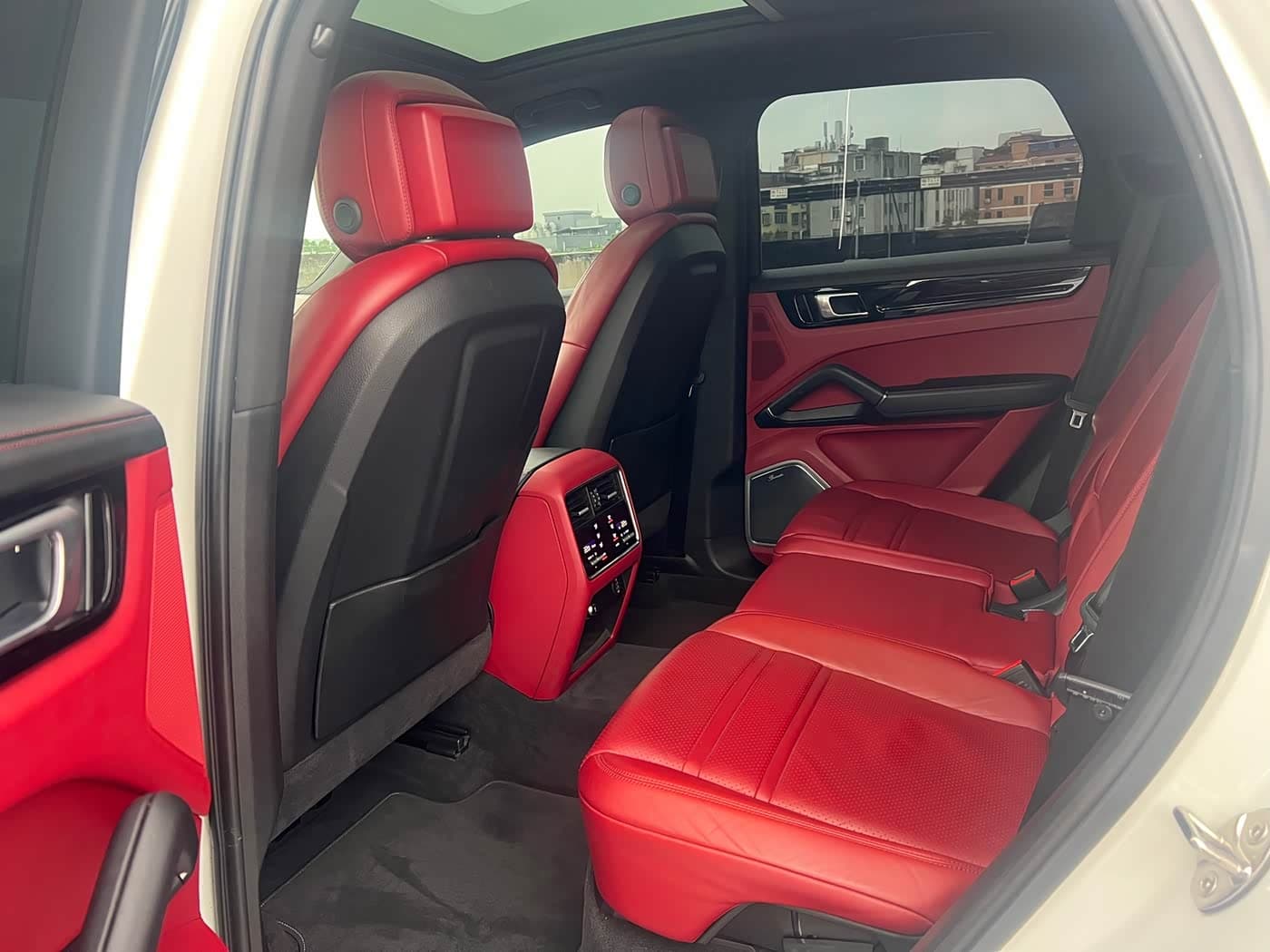 Porsche Cayenne New Energy 2019 — Фото 13/19