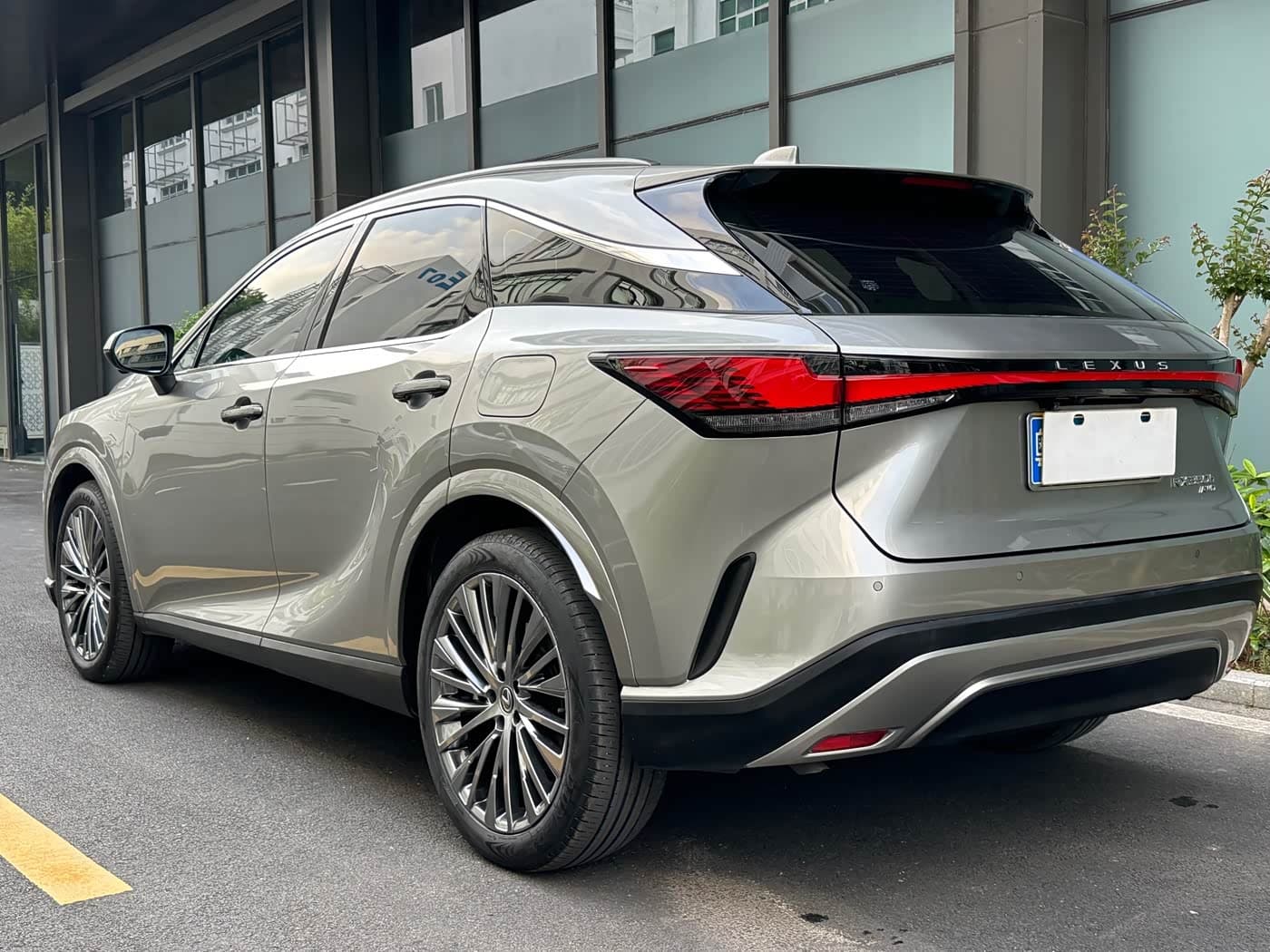 Lexus RX 2023 — Фото 8/17