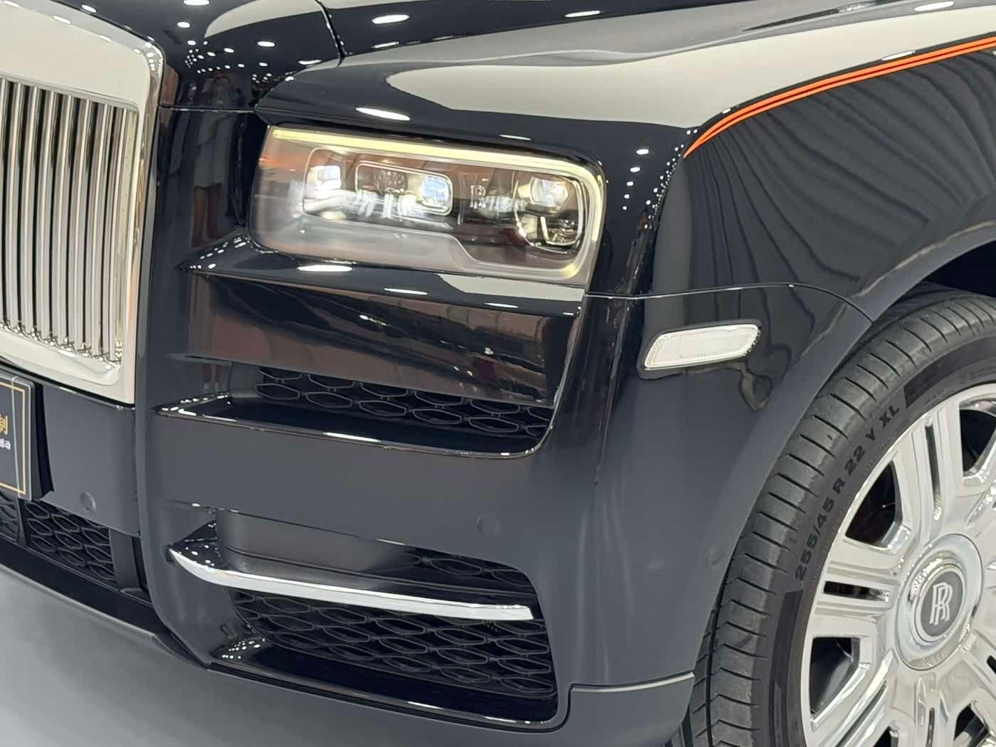 Rolls-Royce Cullinan 2021 — Фото 11/20