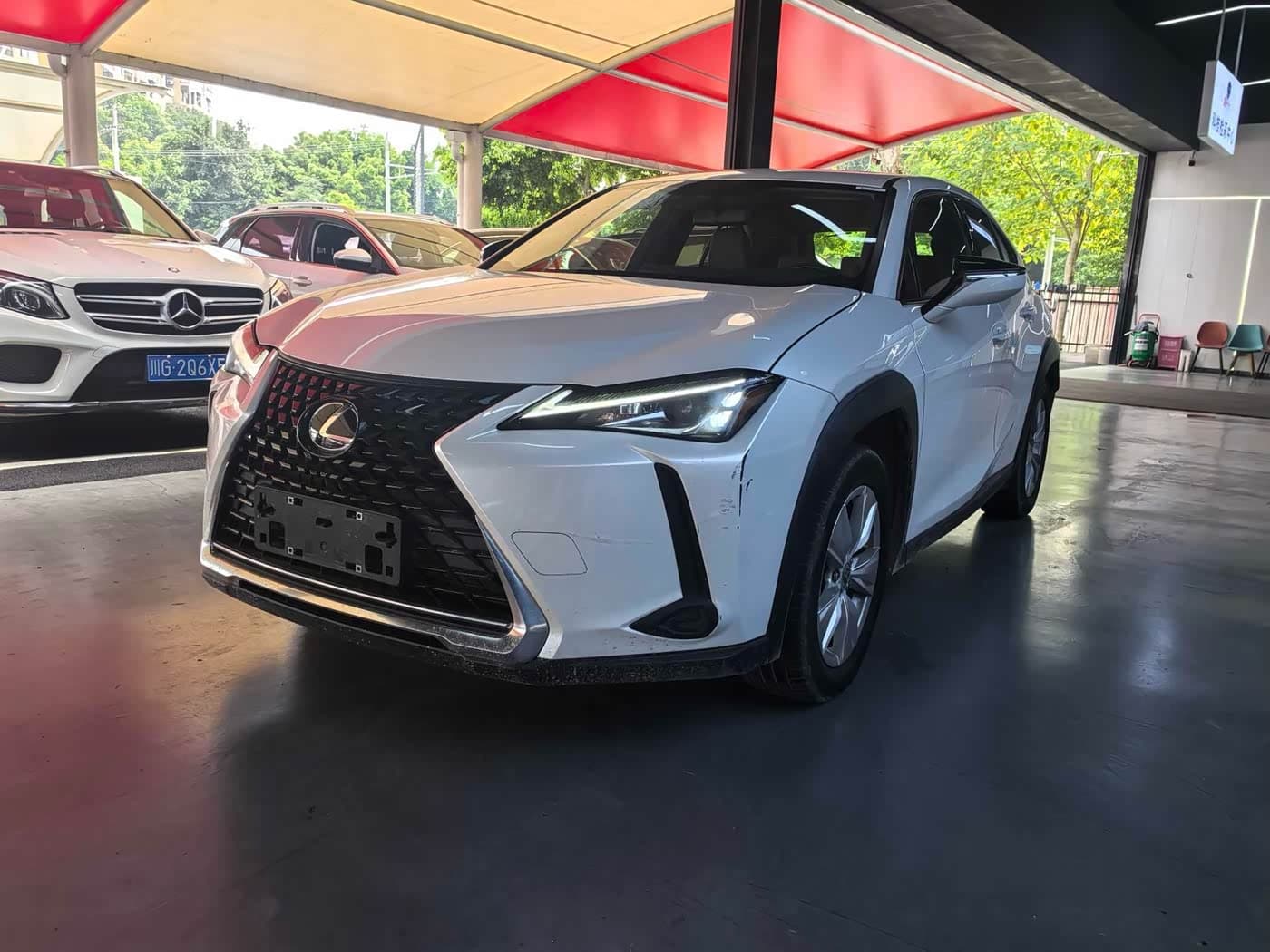 Lexus UX 2021 — Фото 1/9