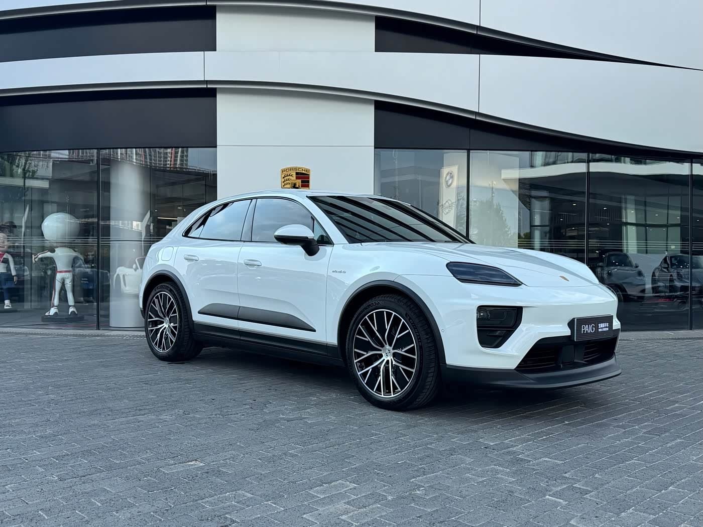 Porsche Macan EV 2025 — Фото 3/20