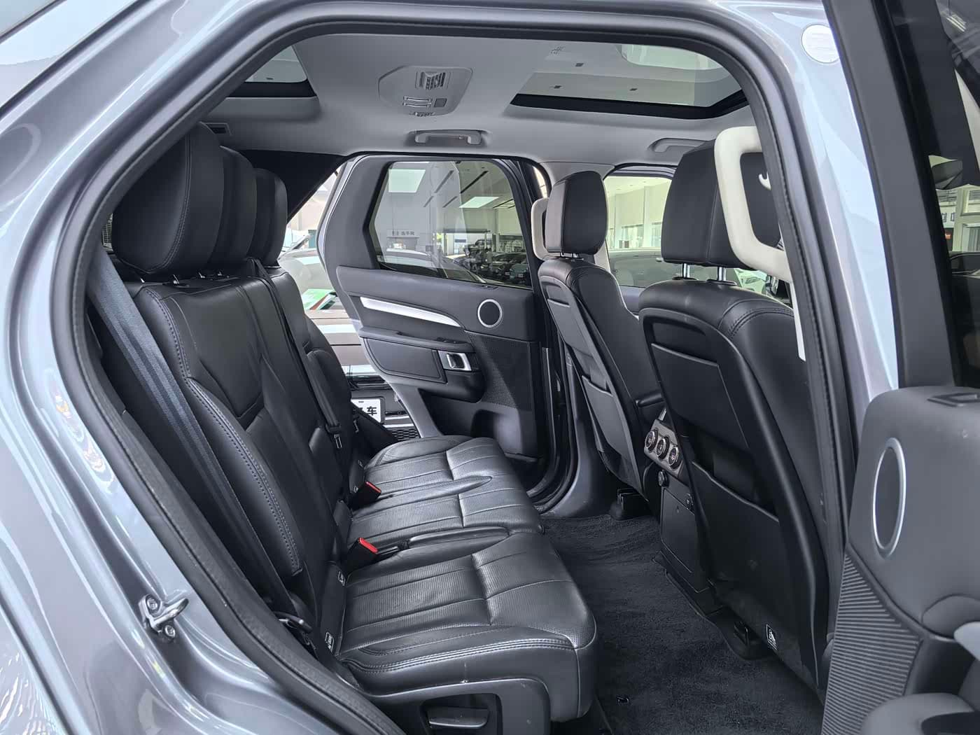 Land Rover Discovery 2020 — Фото 11/15