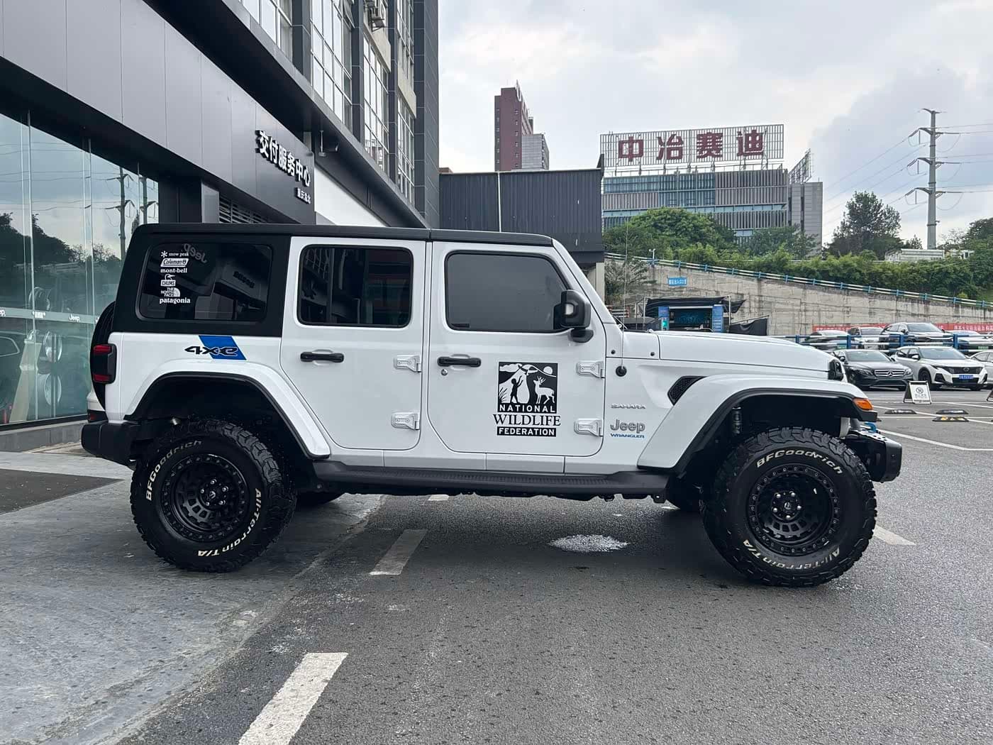 Jeep Wrangler 4xe 2023 — Фото 11/16