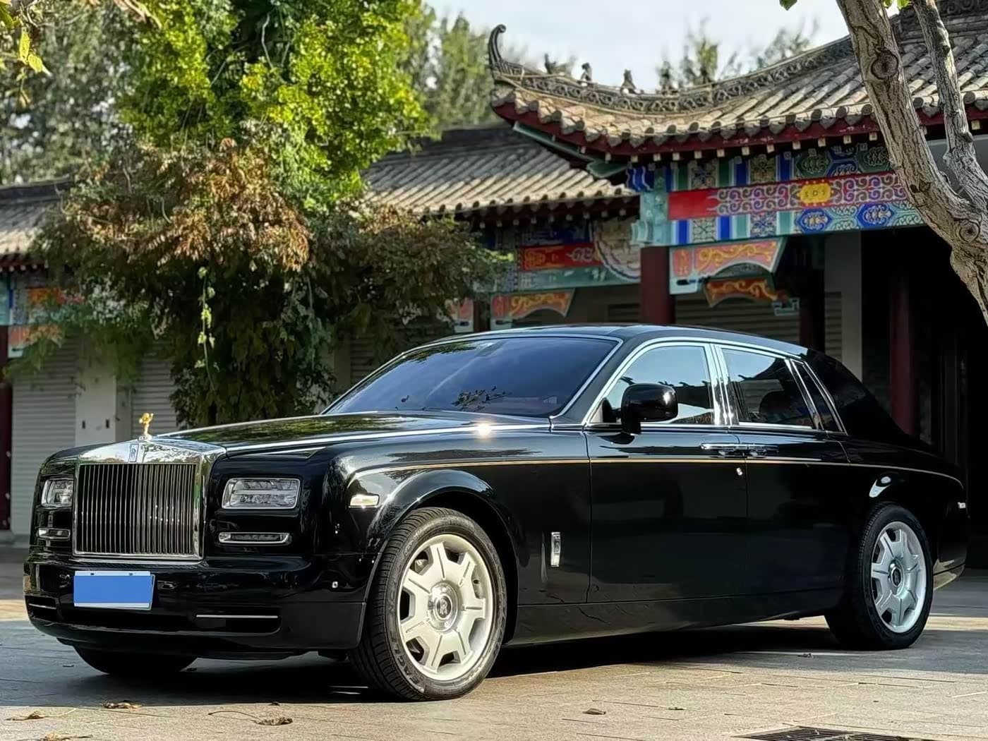 Rolls-Royce Phantom 2015 — Фото 2/9