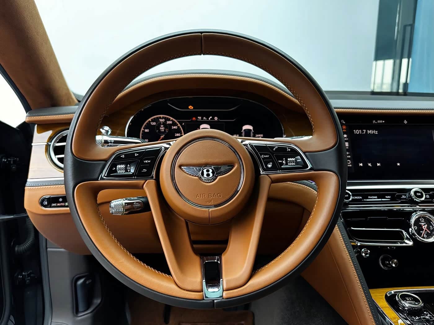 Bentley Flying Spur 2025 — Фото 19/20