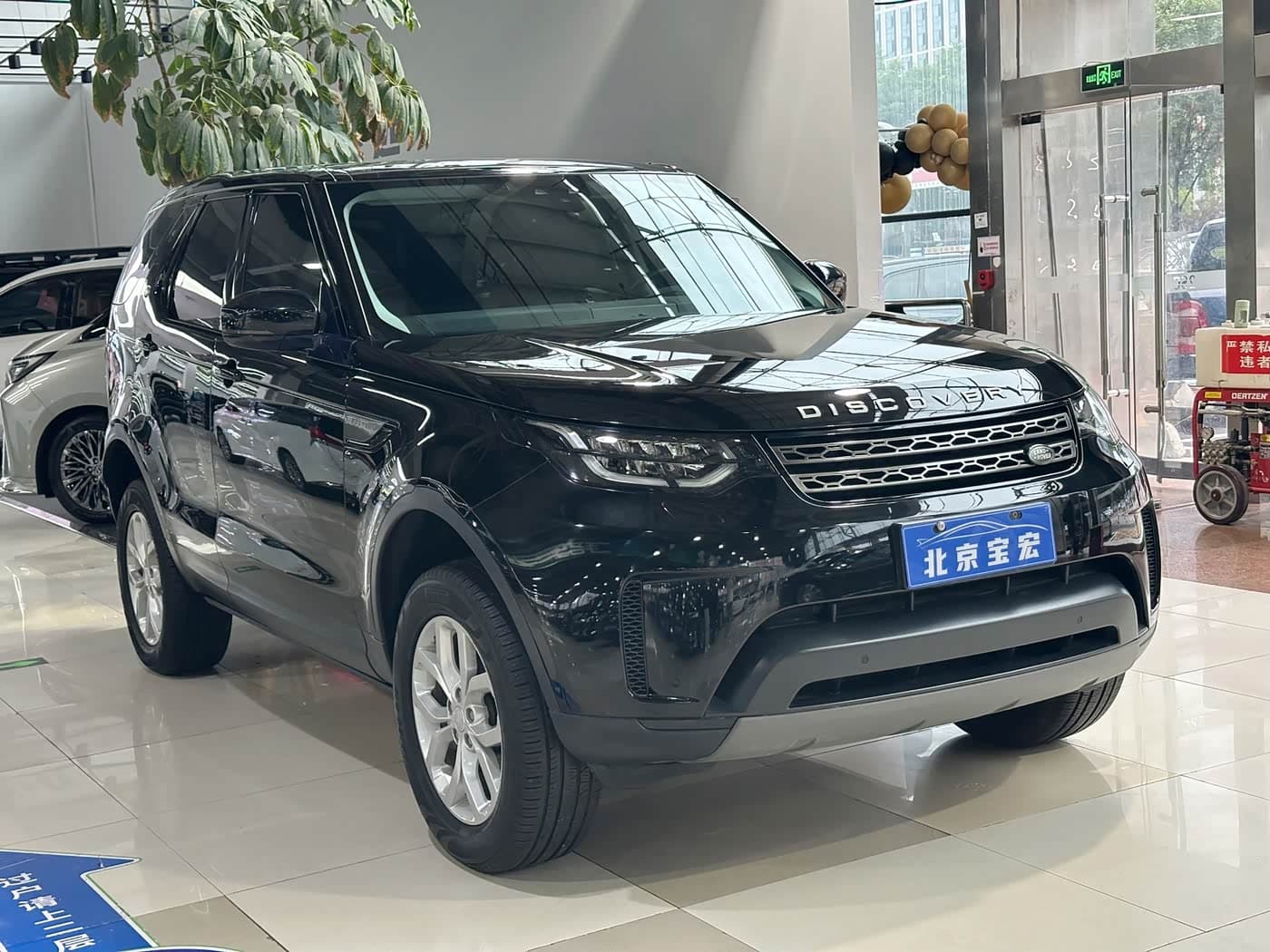 Land Rover Discovery 2018 — Фото 3/19