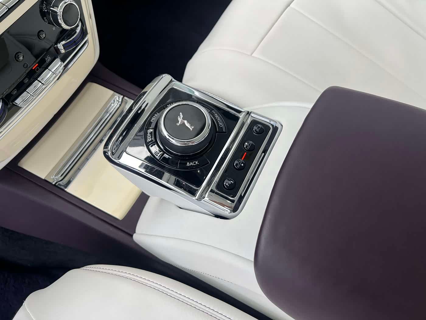 Rolls-Royce Phantom 2019 — Фото 8/16