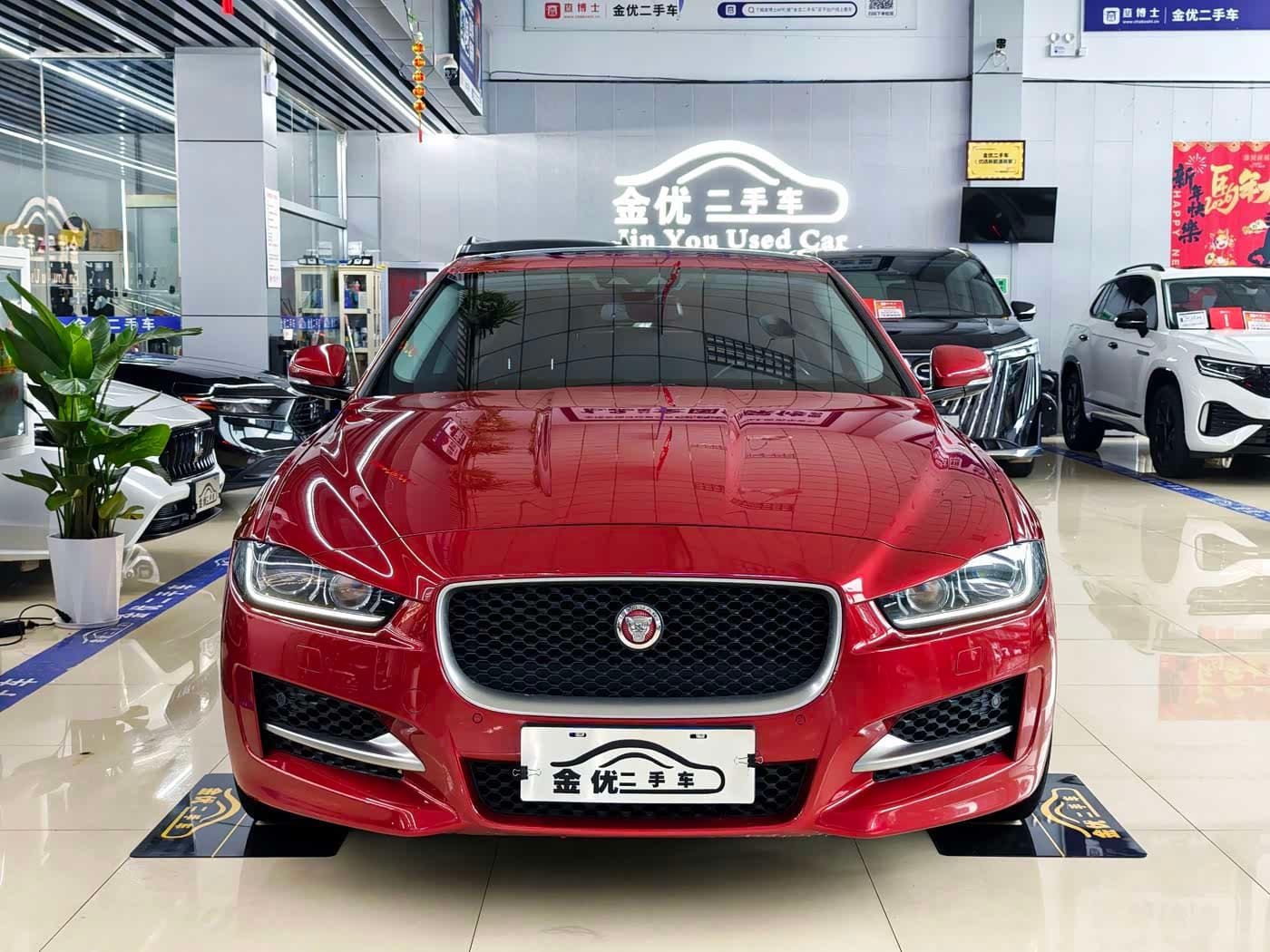 Jaguar XE 2018 — Фото 2/10