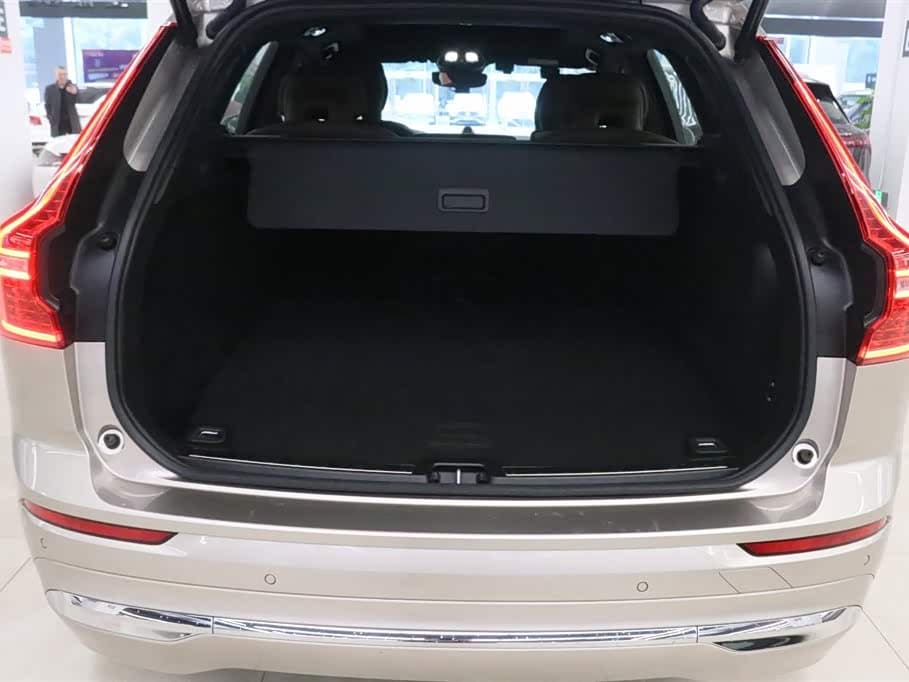 Volvo XC60 Plug-in Hybrid 2024 — Фото 15/19