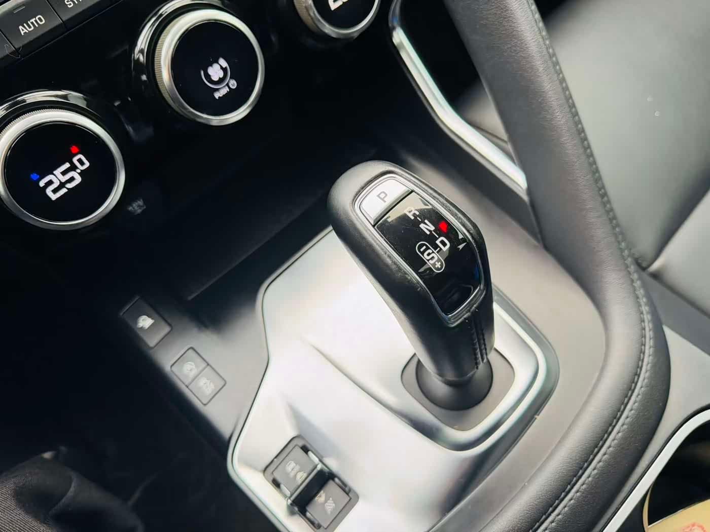 Jaguar E-PACE 2019 — Фото 15/20