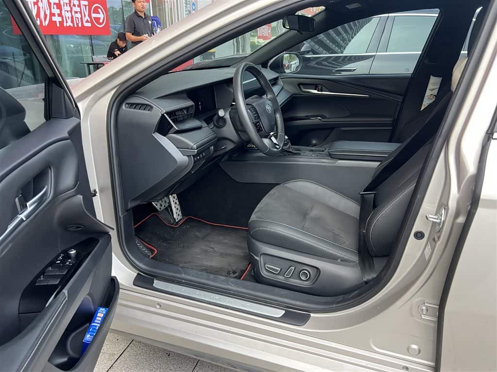 Toyota Camry 2025 — Фото 4/9