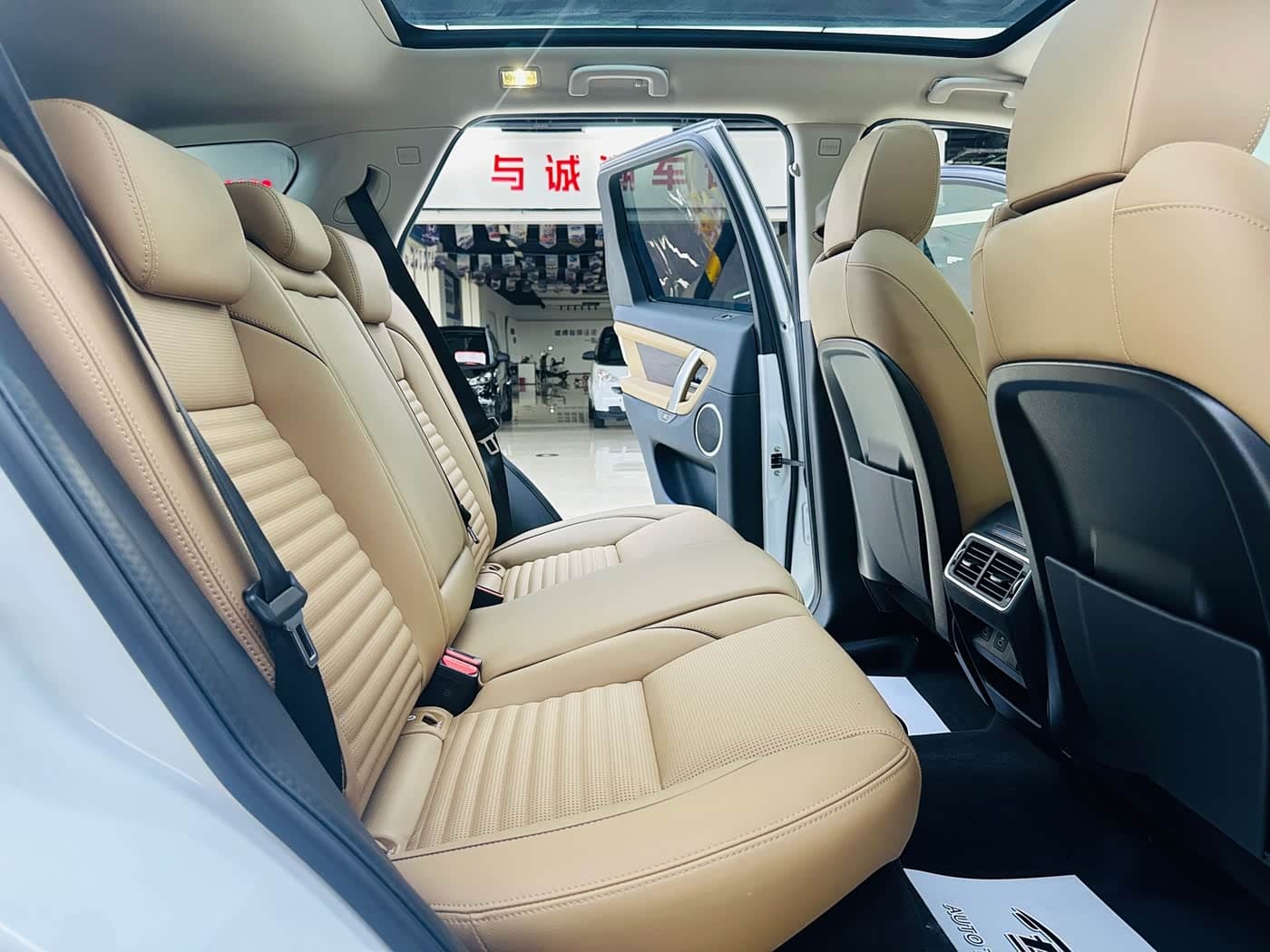 Land Rover Discovery Sport 2024 — Фото 11/20