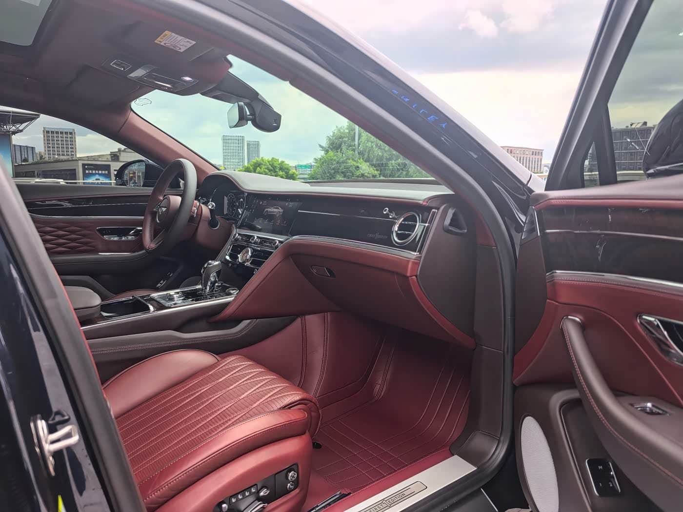 Bentley Flying Spur 2021 — Фото 15/17