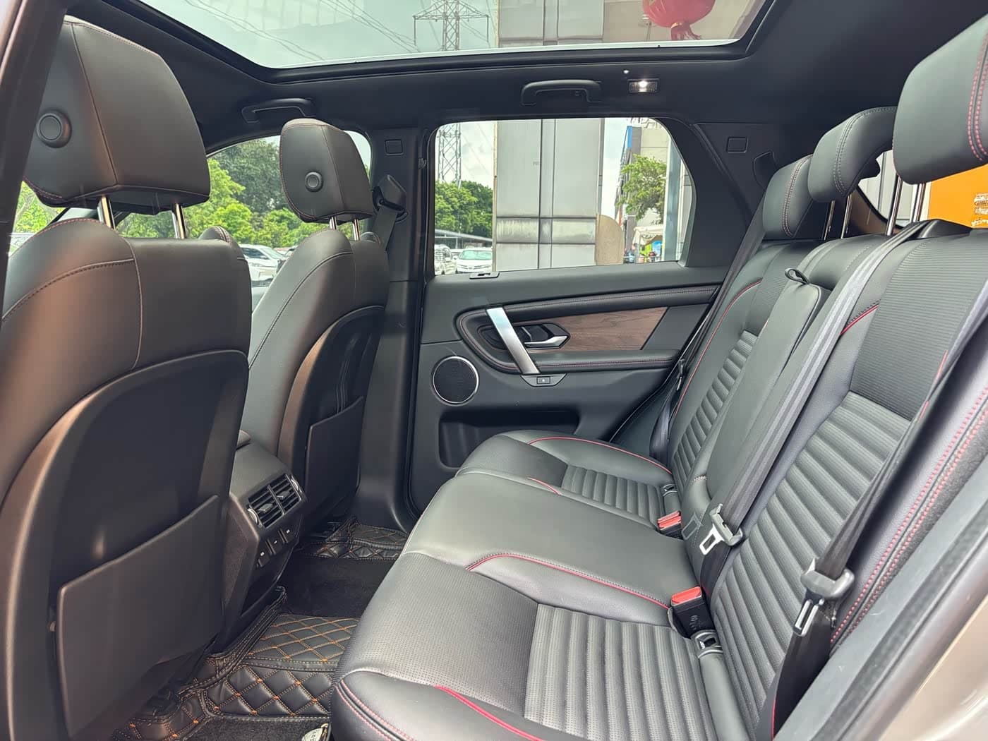 Land Rover Discovery Sport 2021 — Фото 11/20