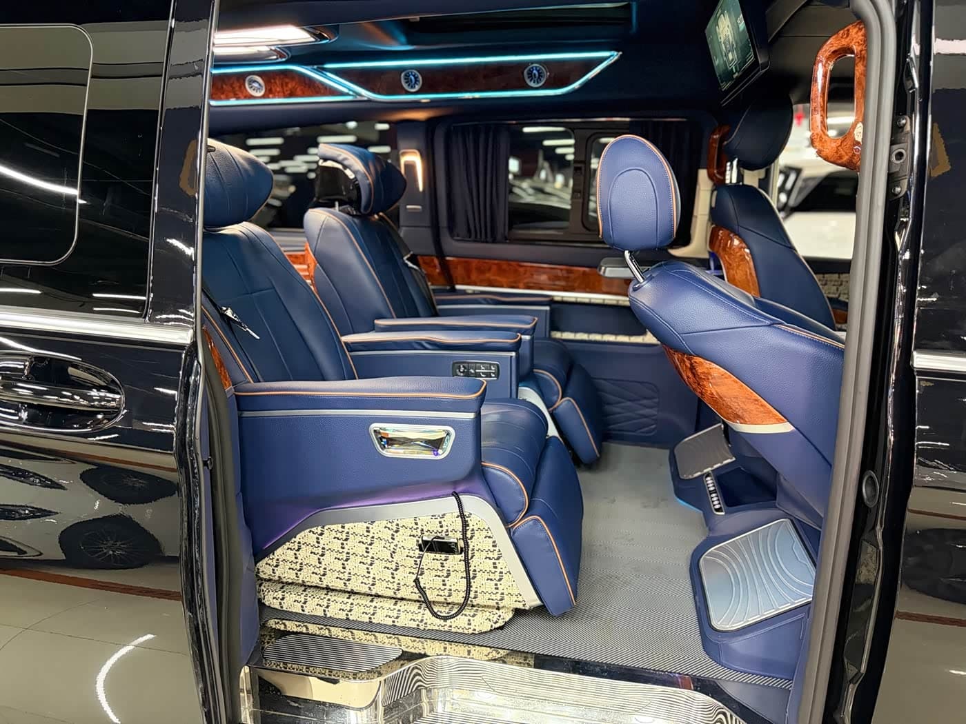 Mercedes-Benz V-Class 2024 — Фото 13/18
