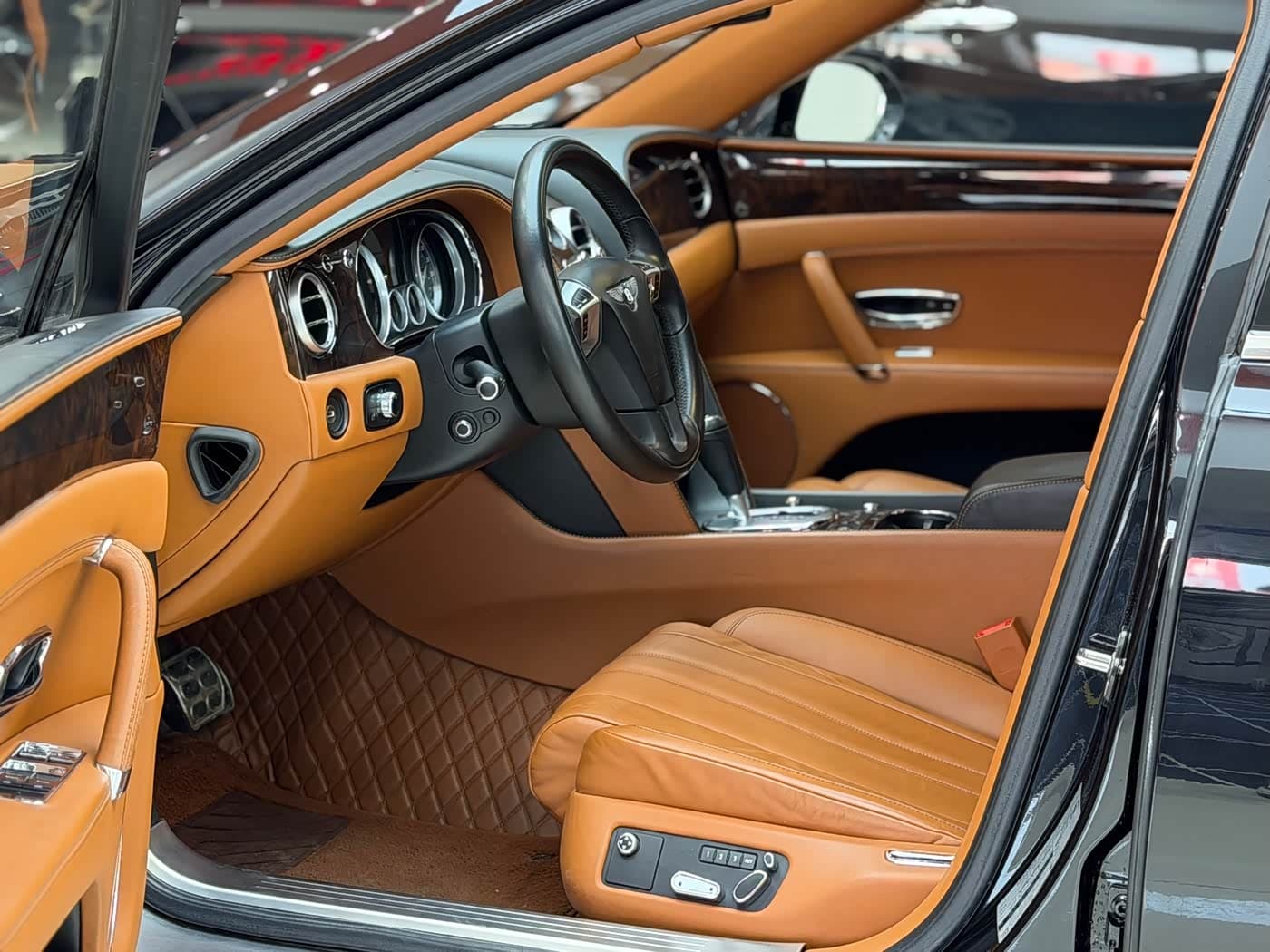 Bentley Flying Spur 2016 — Фото 6/17