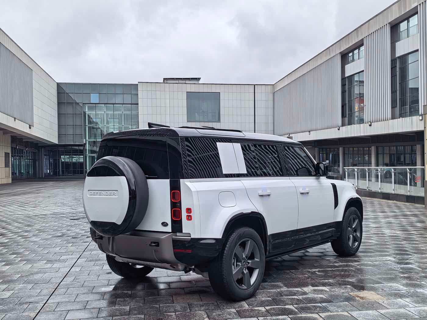 Land Rover Defender 2025 — Фото 8/18