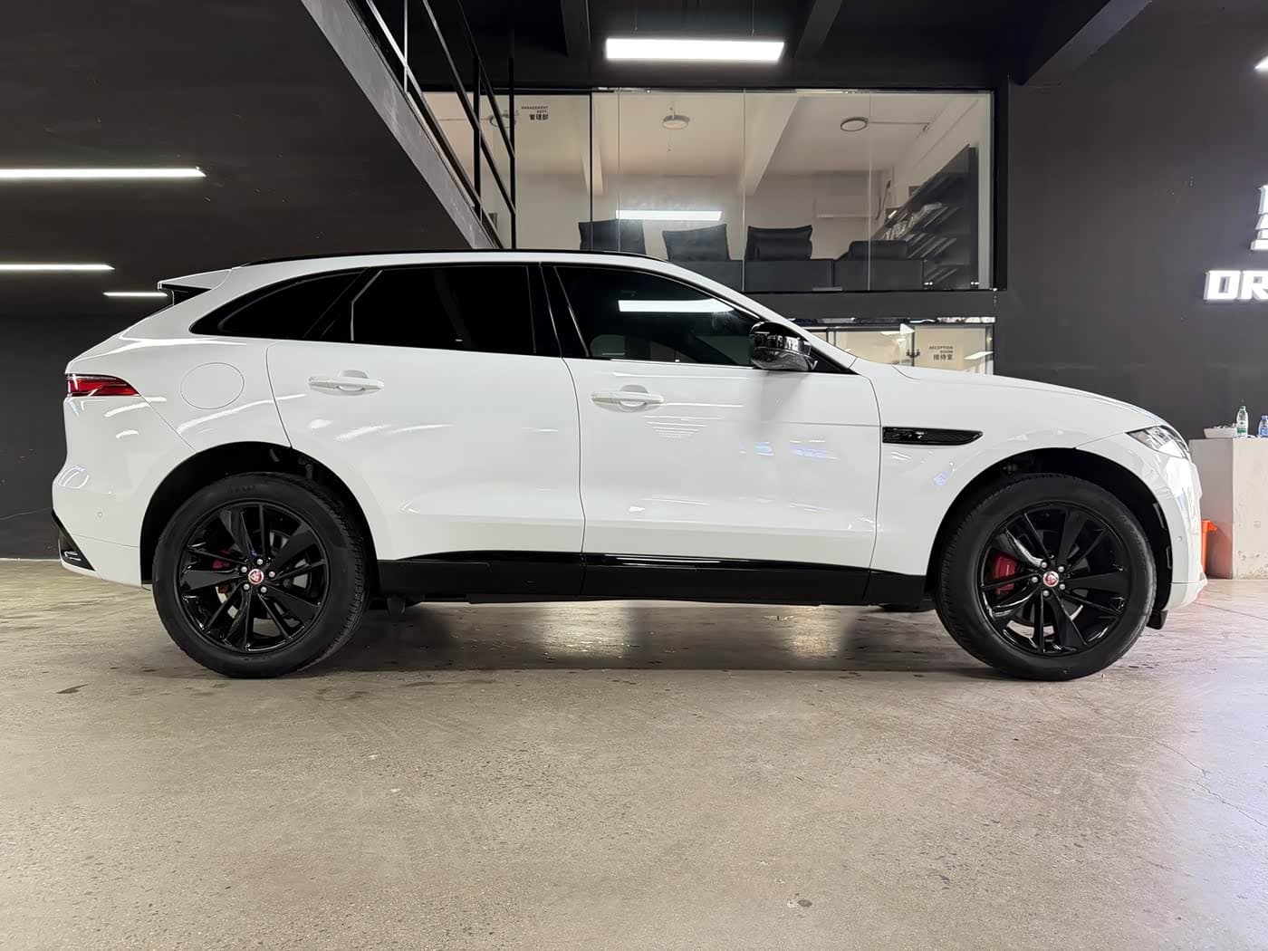 Jaguar F-PACE 2023 — Фото 10/20