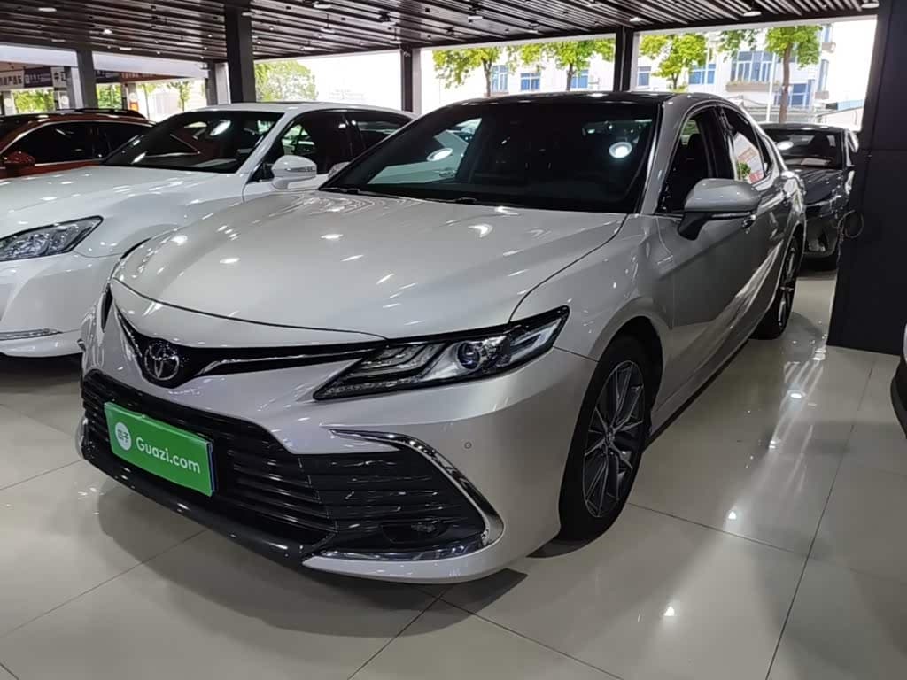Toyota Camry 2022 — Фото 2/20
