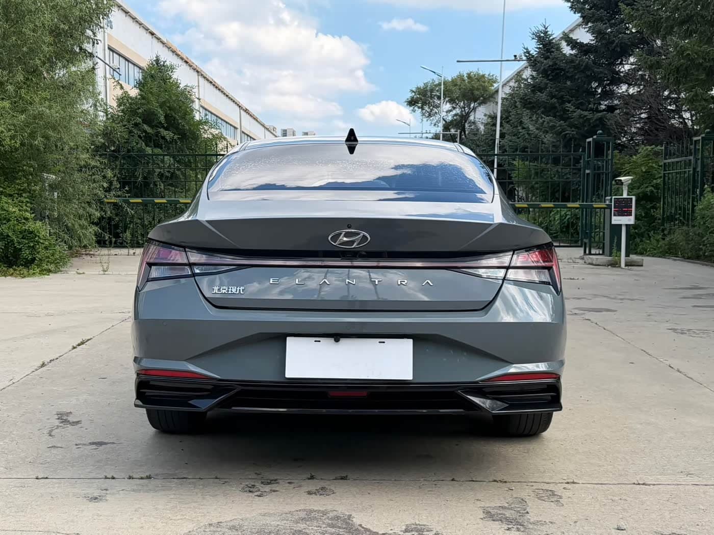 Hyundai Elantra 2023 — Фото 6/20