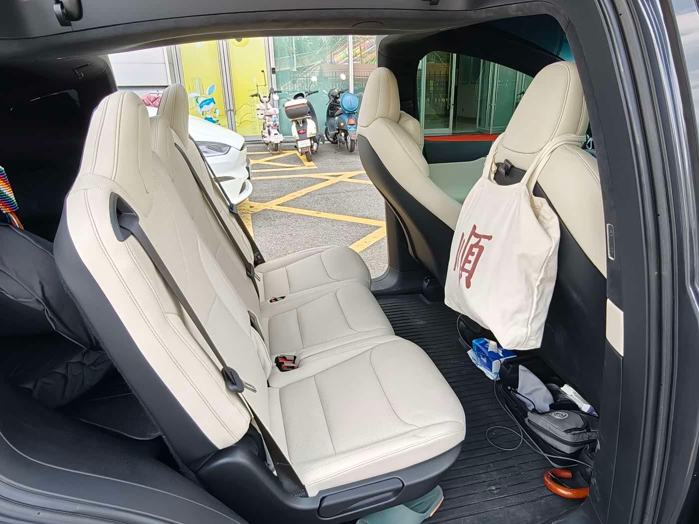 Tesla Model X 2023 — Фото 13/16
