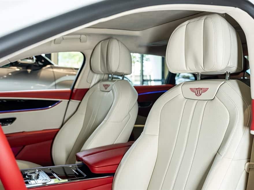 Bentley Flying Spur Plug-in Hybrid 2024 — Фото 9/17