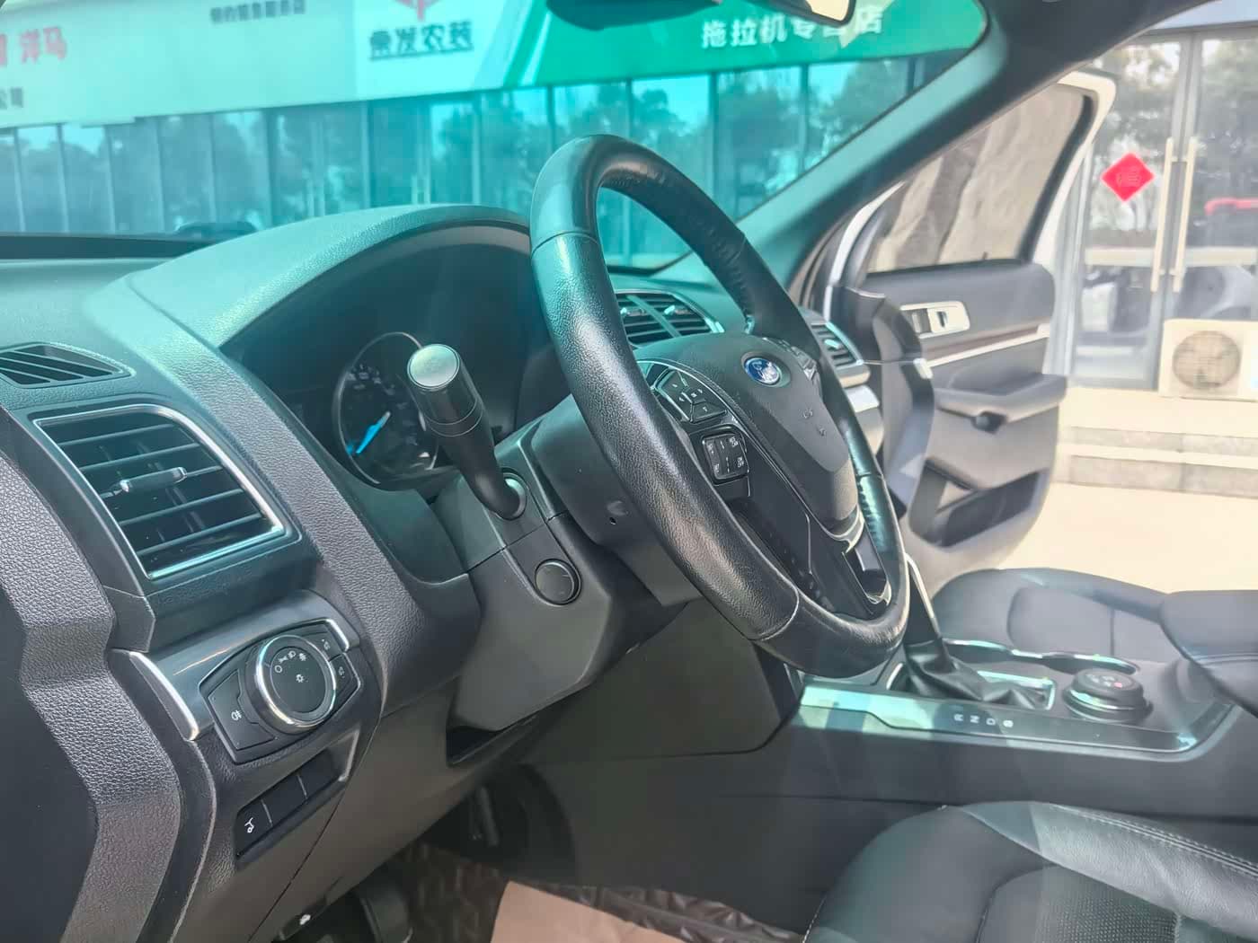Ford Explorer 2019 — Фото 14/20