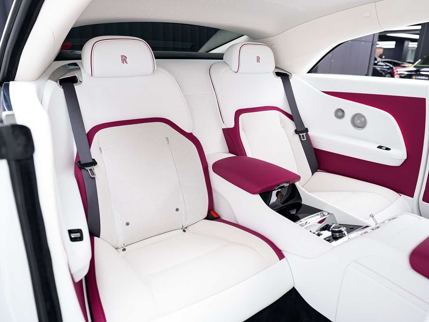 Rolls-Royce Spectre 2025 — Фото 17/20