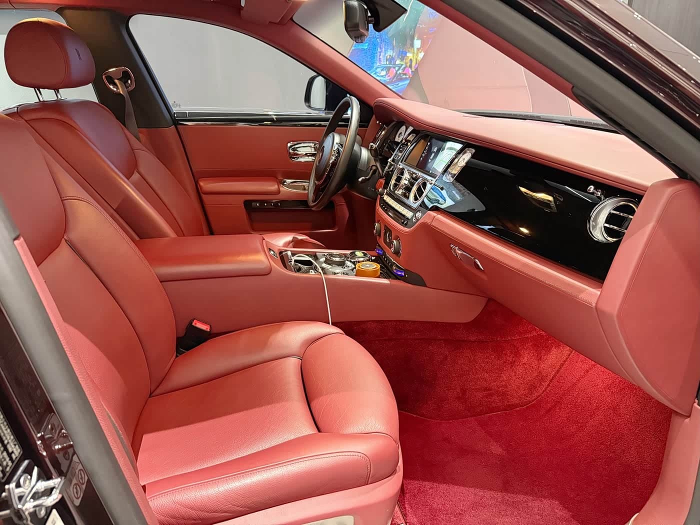 Rolls-Royce Ghost 2018 — Фото 14/18