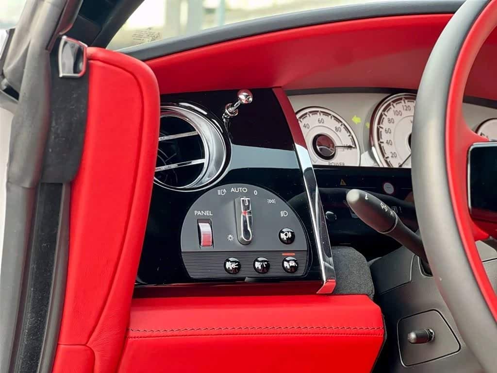 Rolls-Royce Dawn 2021 — Фото 10/10