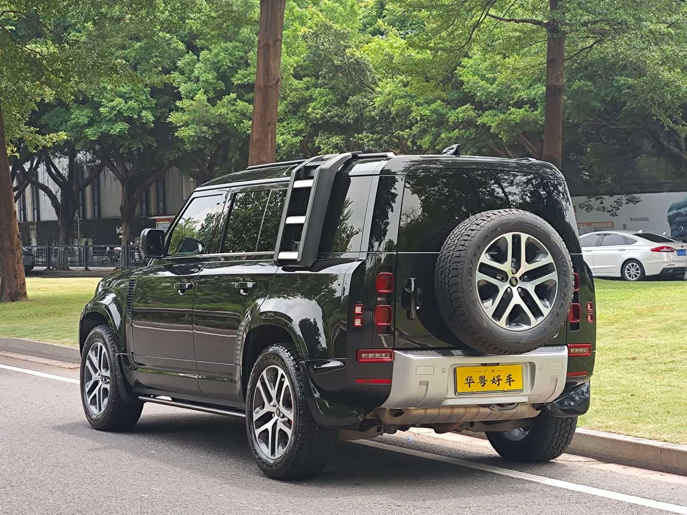 Land Rover Defender 2022 — Фото 4/20