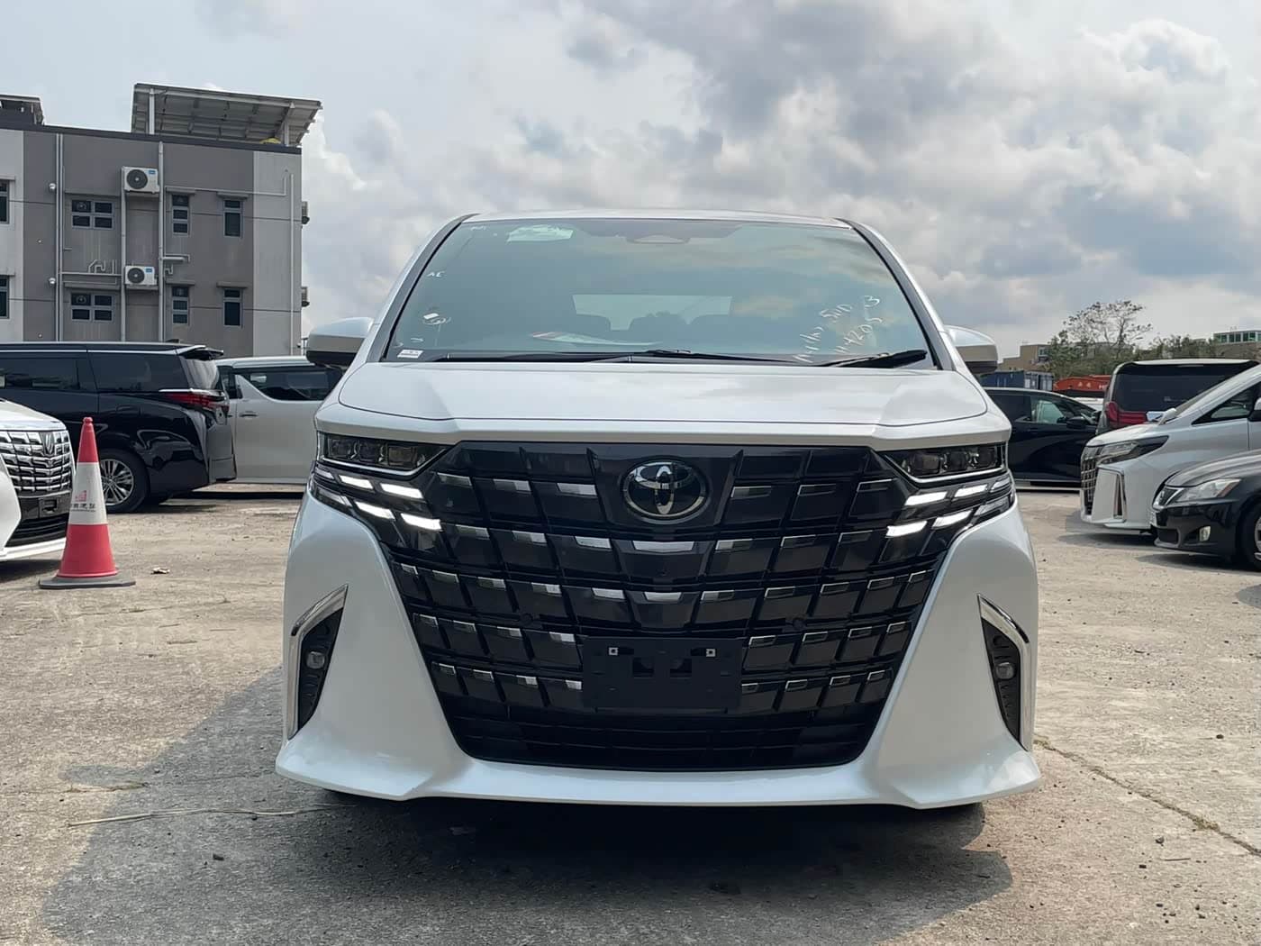 Toyota Alphard 2025 — Фото 2/14