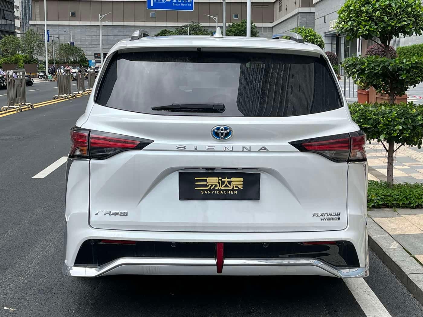 Toyota Sienna 2022 — Фото 4/18