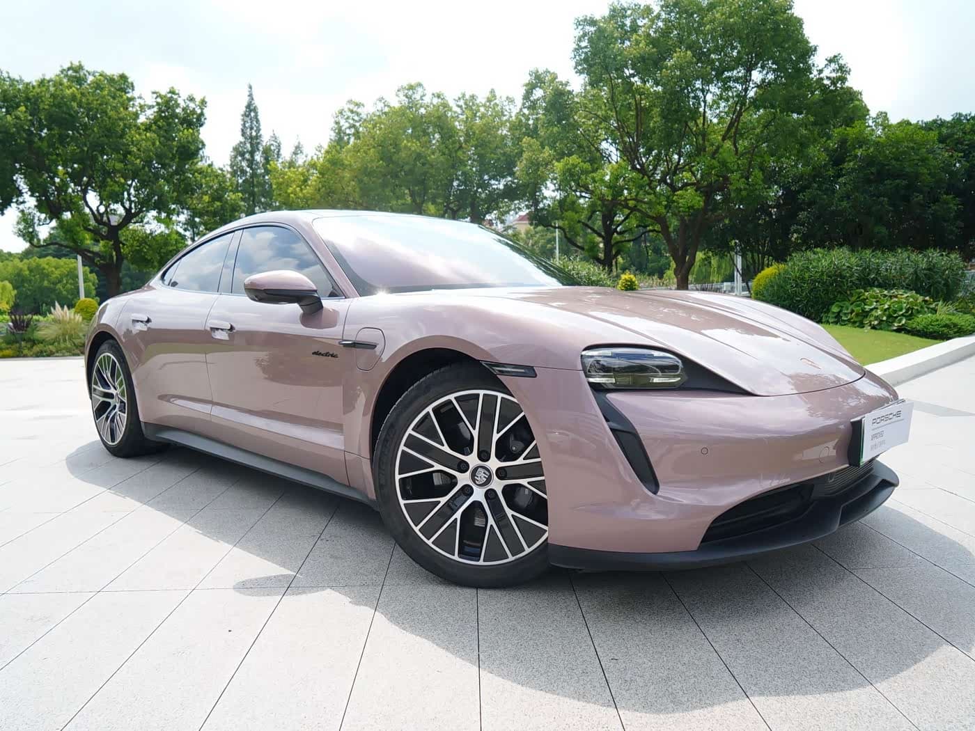 Porsche Taycan 2021 — Фото 17/19