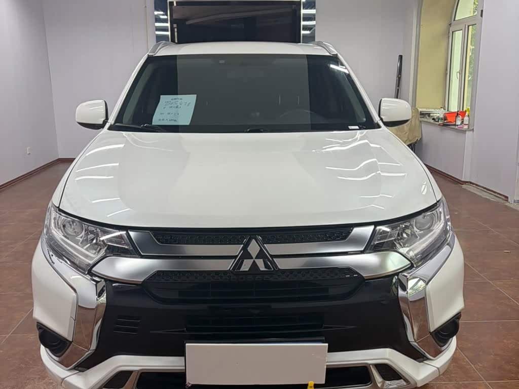 Mitsubishi Outlander 2021 — Фото 2/18