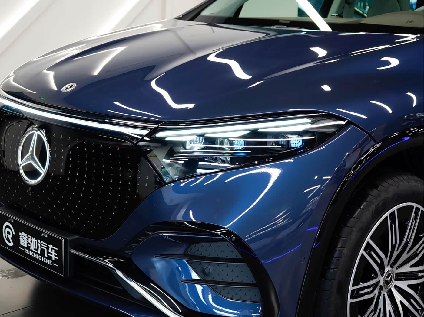 Mercedes-Benz EQS SUV 2023 — Фото 7/20