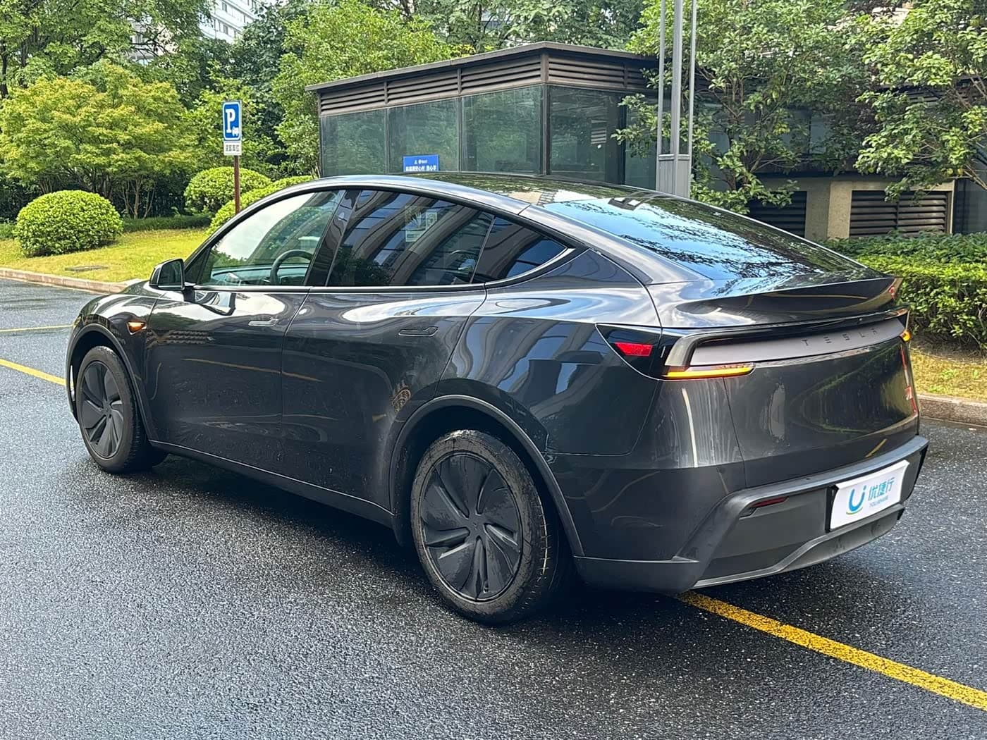 Tesla Model Y 2025 — Фото 6/13