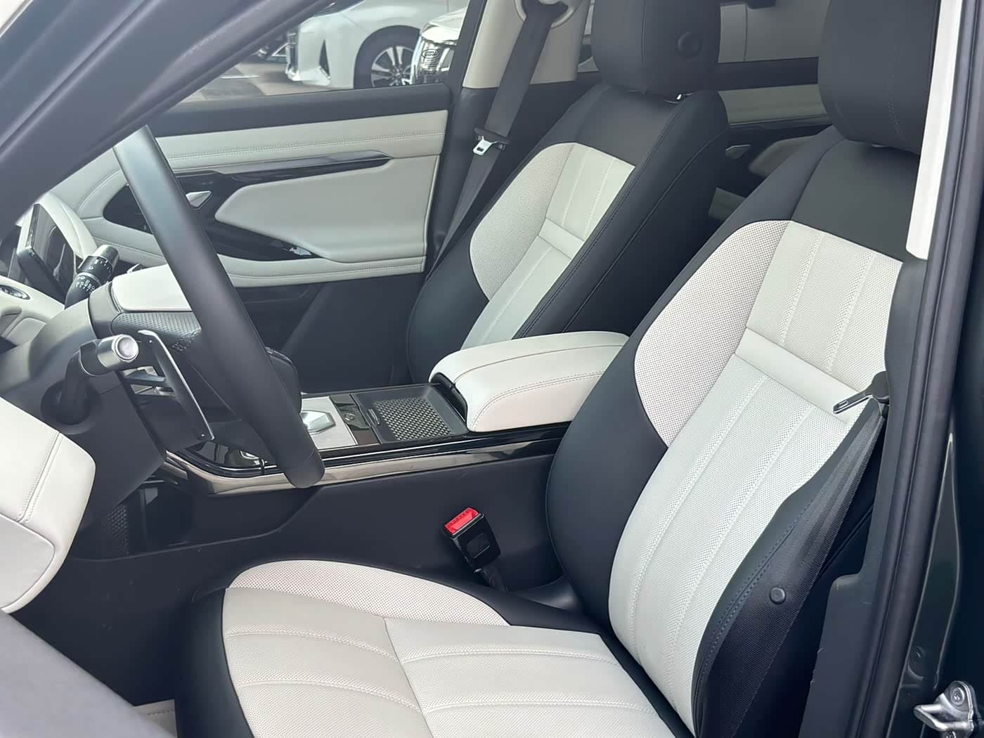 Land Rover Range Rover Evoque 2023 — Фото 11/19