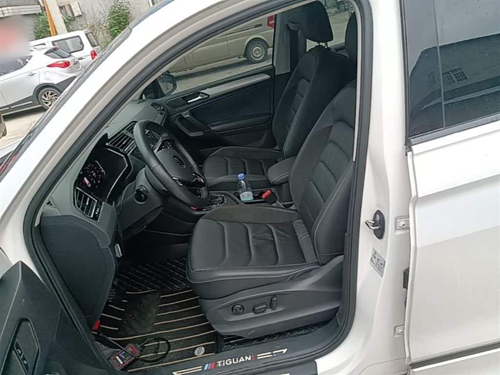 Volkswagen Tiguan L PHEV 2021 — Фото 15/20
