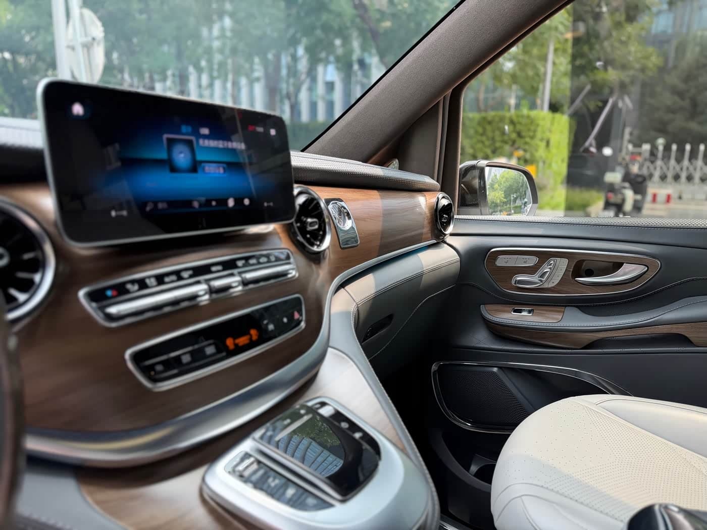 Mercedes-Benz V-Class 2021 — Фото 8/16