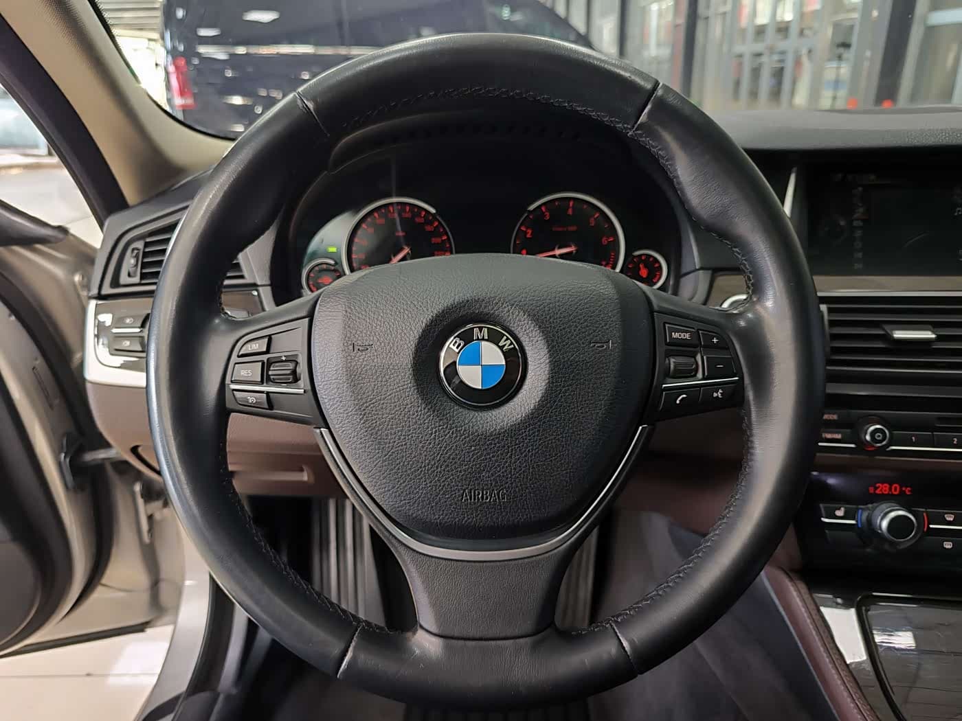 BMW 5 Series 2015 — Фото 14/20