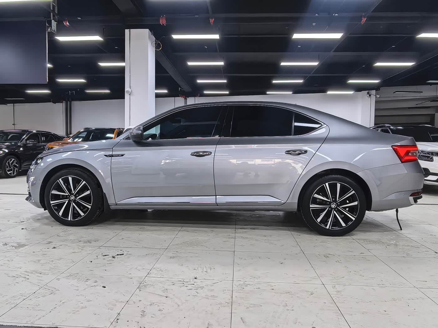 Škoda Superb 2023 — Фото 7/20