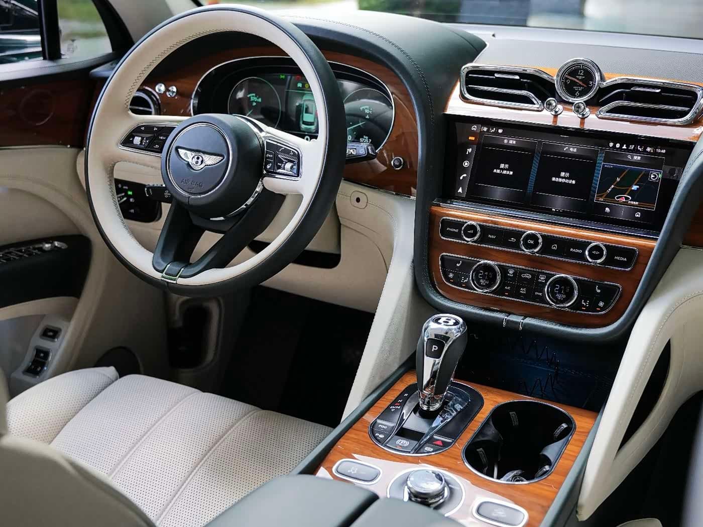 Bentley Bentayga 2021 — Фото 16/20