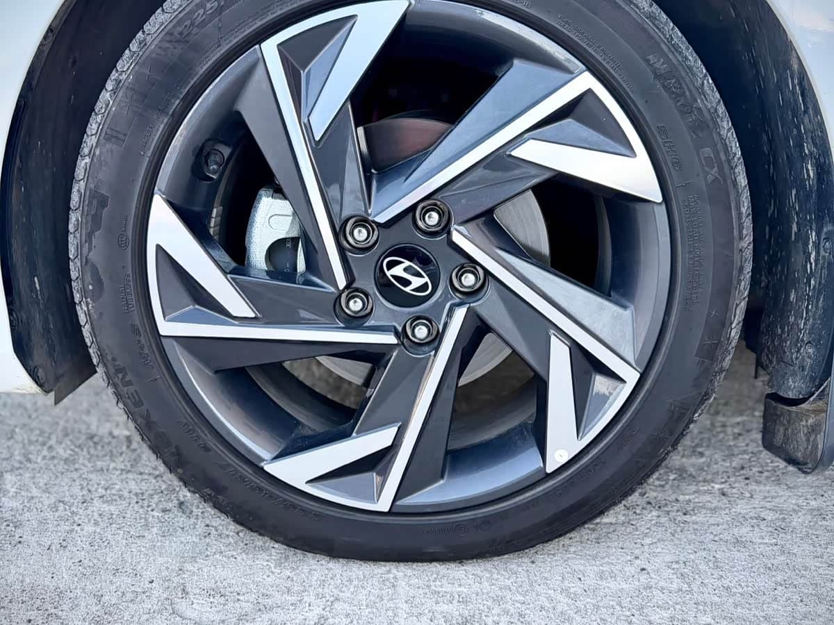 Hyundai Elantra 2023 — Фото 9/20