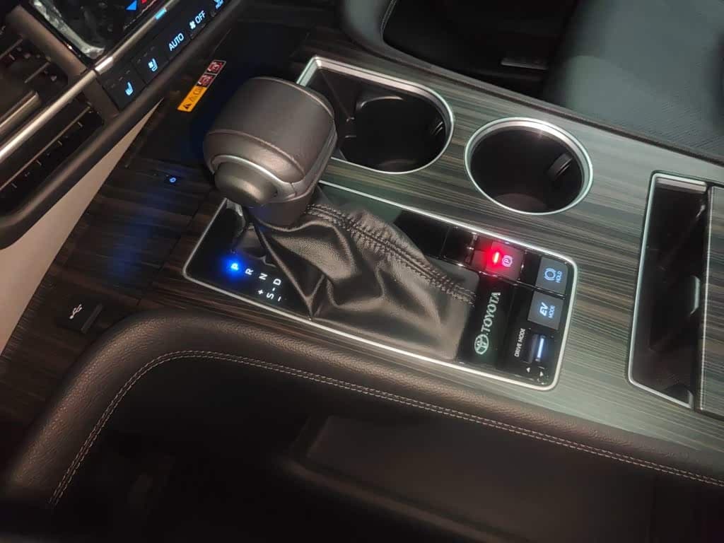 Toyota Granvia 2023 — Фото 14/20