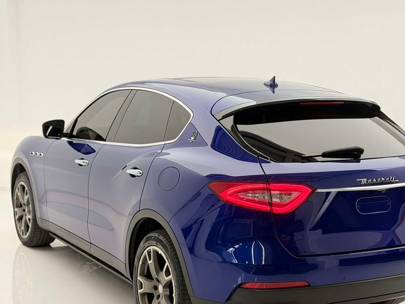 Maserati Levante 2018 — Фото 16/18