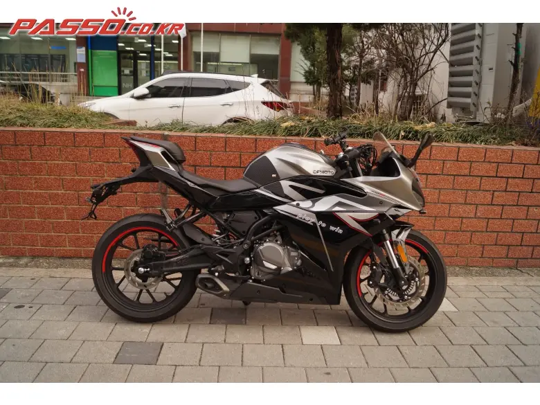 CFMoto 300 SR