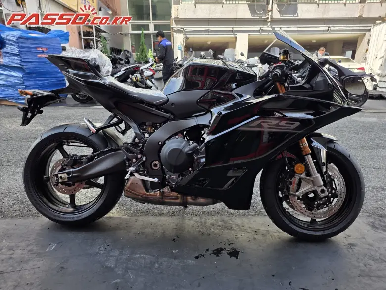 Yamaha YZF R9
